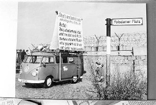 Berlin: Rollschildwagen an der Mauer am Potsdamer Platz