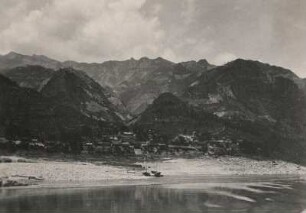 China. Yangtse-Schlucht bei Itschang (Yichang). Städtchen am Flußufer