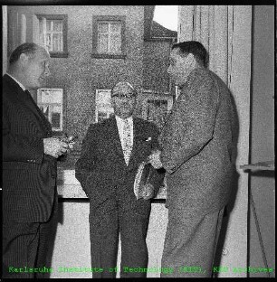 Besuch von Dr. Hermann Veit (Wirtschaftsminister des Landes Baden-Württemberg) und Dr. Siegfried Balke (Bundesminister für Atomkernenergie und Wasserwirtschaft (BMAtW)) im Büro der Kernreaktor Bau- und Betriebsgesellschaft (KBB) in Karlsruhe
