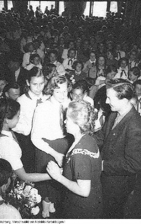 Junge Pioniere, verschiedene Veranstaltungen in Dresden: Weihnachten im Pionierpalast "Walter Ulbricht", Ausstellung der außerschulischen Einrichtungen der Stadt Dresden am Postplatz, Kinderfest der Zeitung "Wochenpost", Dezember 1954 - Juli 1955 & Kulturausscheid der Jungen Pioniere, 12. Juni 1955