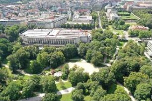 Hansjakob, Gottfried; München, Englischer Garten; Altstadtring, Königinstraße, Hofgarten, Finanzgarten, Englischer Garten, Staatskanzlei, Haus der Kunst, Prinz Carl Palais - Luftbild