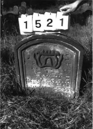Grabstein 1521 (Index: 100095525) Maße HxBxT: 62x51x8 cm Symbolik: Krone Besonderheit: Kindergrab: Grabstein 1521
