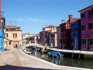 Burano: Impression Burano, Kanal mit bunten Hausfassaden