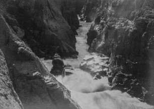 In der Schlucht : In der Schlucht des Rio Atuel. Ein Mann steht mit Wanderstock im rechten Bildrand