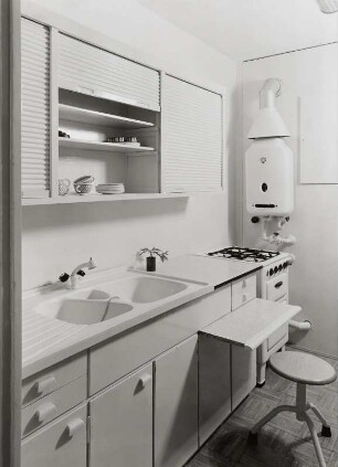 Anbauküche : Musterküche (1962; Deutsche Bauakademie). Arbeitsstrecke mit Gasherd und Gasdurchlauferhitzer
