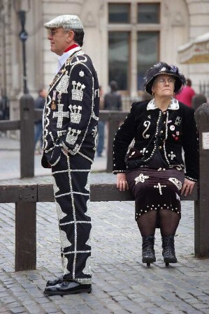 Outfit : Schräges älteres Paar posiert in Covent Garden. Aufgenommen im Mai 2006. Foto Uwe Gerig