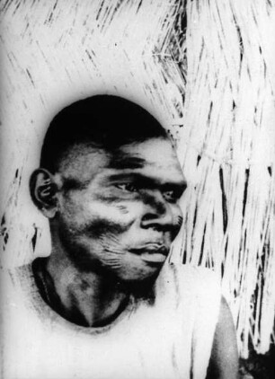 HINNA (BORNO), durch Narben verziertes Gesicht eines Mannes
