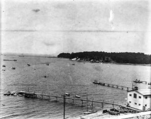 Long Island : Blick auf die Insel Long Island vor New York. Im Vordergrund einige Boote.