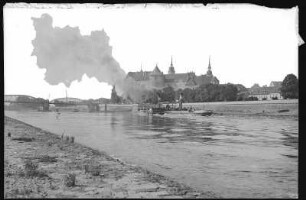 Torgau. Elbe mit Schlepper, Brücke und Schloss