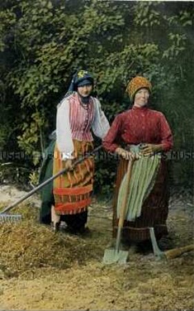 Frauen in russisch-polnischer Volkstracht bei der Feldarbeit (zweisprachig)