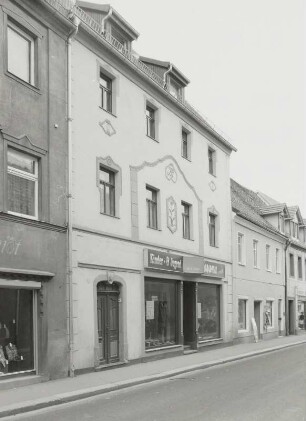 Mügeln, Wohnhaus mit Laden : Mügeln (Kreis Oschatz), Wohnhaus mit Laden, Dr.Friedrichs-Straße 18, 19. Jahrhundert, Straßenansicht