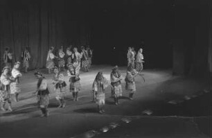 Moissejew-Ensemble im Admiralspalast : Auftritt einer Volkstanzgruppe