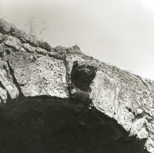 Pompeji. Nolaner Tor (Porta di Nola). Stadtseite. Verwitterter Kopf auf dem Schlussstein