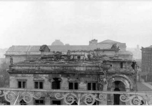 Blick auf das zerstörte Dach des Neuen Museums
