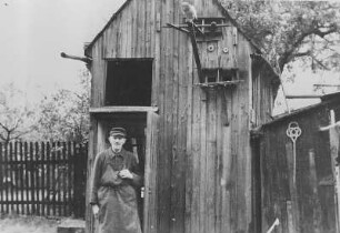 Otto Schreiter aus Großolbersdorf vor seinem Holzschuppen/Taubenverschlag, indem er zwischen 1933 und 1945 die Bündnisfahne versteckt haben soll : Otto Schreiter aus Großolbersdorf vor seinem Holzschuppen/Taubenverschlag