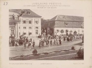 Kostümierte zu Fuß beim Jubiläums-Festzug zum 70. Geburtstag des Großherzogs Friedrich I. von Baden vor dem Karlsruher Schloss