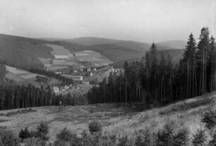 Blick zum Ort und dem Fabrikgelände