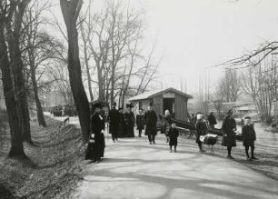 Leipzig, Schimmels Teichen : Leipzig. Promenade mit Gondelteich auf Schimmels Teichen. Ansicht mit Bootsverleih Oskar Raue