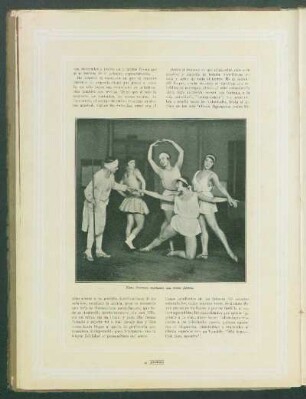 Elena Smirnova enseñando una escena plástica. [Fotografía]