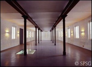 Berlin, Schlosspark Glienicke, Kavalierflügel, Marstall mit Beleuchtung.