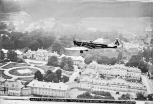 Luftbild von Schloss Pillnitz mit Sportflugzeug : Dresden-Pillnitz. Luftbild von Schloss Pillnitz mit Sportflugzeug Klemm L-25. Reklameflug für Sturm-Zigarettenfabrik Arthur Dreßler Dresden