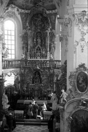 Andechs: Inneres der Kirche, mit Brautleuten vor dem Altar