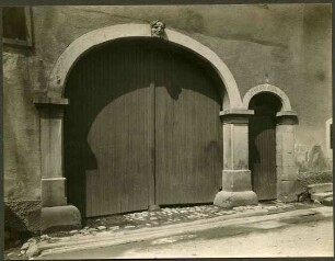 Haus 14. Tor mit Schlußstein. Maske, Nadelöhr. Gg. Laux L. Heger, 1855