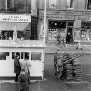 Amerikanische Soldaten am Checkpoint Charlie