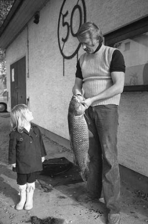 Fang eines 18 Pfund schweren Wildkarpfens durch den amtierenden Fischerkönig der Sportfischervereinigung Karlsruhe-Daxlanden Hans Weber