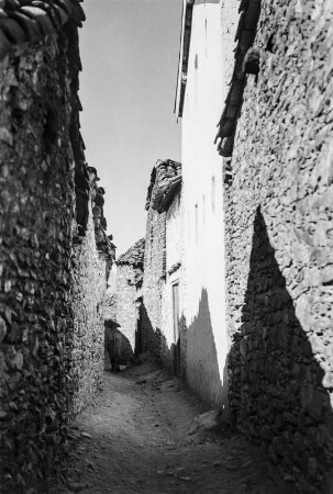 Dorfansicht : Blick durch eine Gasse im Dorf Menguillet.