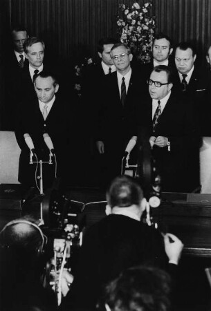 Die Staatssekretäre Egon Bahr und Michael Kohl während der Unterzeichnung den Verkehrsvertrags zwischen der DDR und der BRD