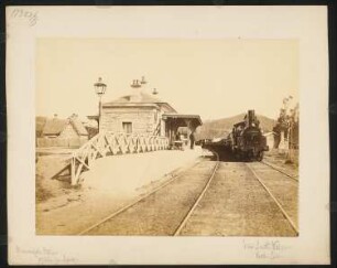 Photographs New South Wales, The Railways of New South Wales: Western Line, Bowenfels Station, Ansicht Bahnhofsgebäude von den Gleisen