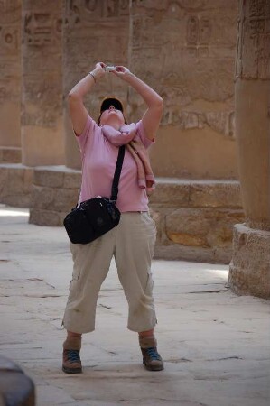 Touristin im Säulensaal des Amun-Tempels von Karnak, Luxor