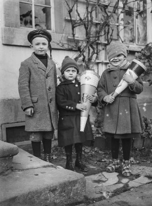 Drei Kinder mit Zuckertüte