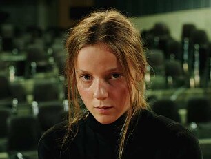 Sarah spielt einen Werwolf