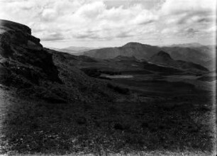 Bergland von Campero : Im Vordergrund Blumenwiesen. Im Hintergrund links der Cerro de Lajas, im der Mitte der Cerro de Condoopata und rechts der Cerro de Tenazas.