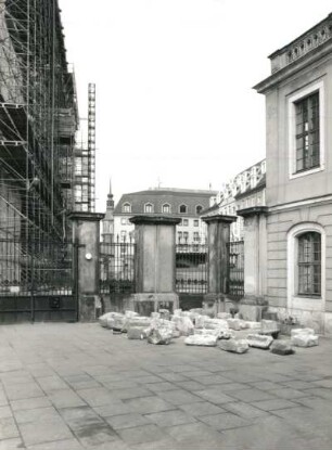 Dresden-Altstadt. Ehrenhof des Coselpalais (Flügelbauten) mit gelagerten Steinen der Ausgrabung. Ansicht mit Baustelle Frauenkirche