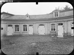 Oppurg, Schloßstraße 2. Schloß (1705-1708, Umgestaltung 1746-1747, Restaurierung seit 1984). Wirtschaftsgebäude. Hofansicht