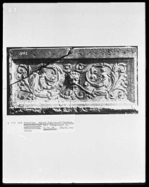 Steinrelief mit Löwenkopf und Ornamenten