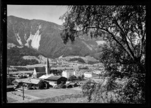 Blick auf einen Ort mit Kirche