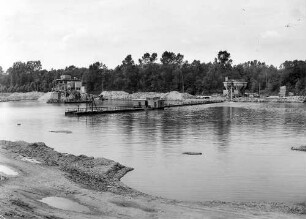 Naßbaggerung in Seitenentnahme Oberbruch Vorne Saugbaggeranlage. Hinten: Schwimmgreifer.