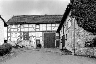 Wohnhaus (Hofanlage, Fachwerk und Werkstein); Vöhl, Kirchweg (Vöhl) 6