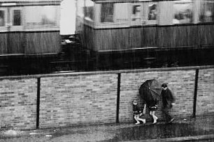 Straßenszene am S-Bahnhof Nöldnerplatz (Blick aus der Wohnung des Fotografen bei einem Regenschauer)