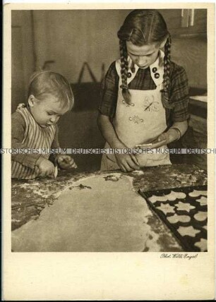 Kinder beim Plätzchen backen