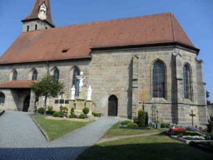 Langhaus von Südsüdosten über Traufseite mit Chor und Strebepfeilern