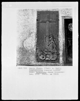 Grabstein eines Unbekannten mit Darstellung der trauernden Maria am Kreuz (?)