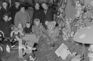 Passanten vor einer Spielwarenauslage im Kaufhaus Brühl in der Vorweihnachtszeit