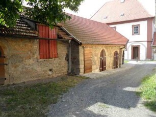 Kirchhof im Osten mit Gaden nach Süden (Baubestand im Kern 15-16 Jh) - im 19 Jh Gadenobergeschosse abgetragen und Pultdächer durch Satteldächer ersetzt