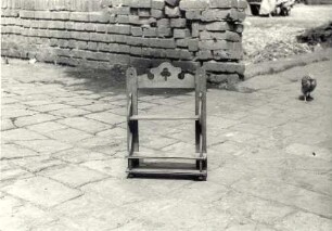Regal in Sabrodt : Handwerkstechniken - Tischlerei. Ort: Zabrod / Sabrodt. Haus Nr. 57. Küchenregal dreiteiliges Laubornament.