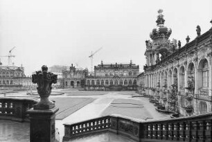 Dresden-Altstadt. Zwinger (1709-1728; M. D. Pöppelmann, B. Permoser). Stadtpavillon (Glockenspielpavillon), Porzellanpavillon und Langgalerie mit Kronentor